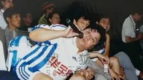 光头直播惊现科比模男子：网友豪掷直升机打赏